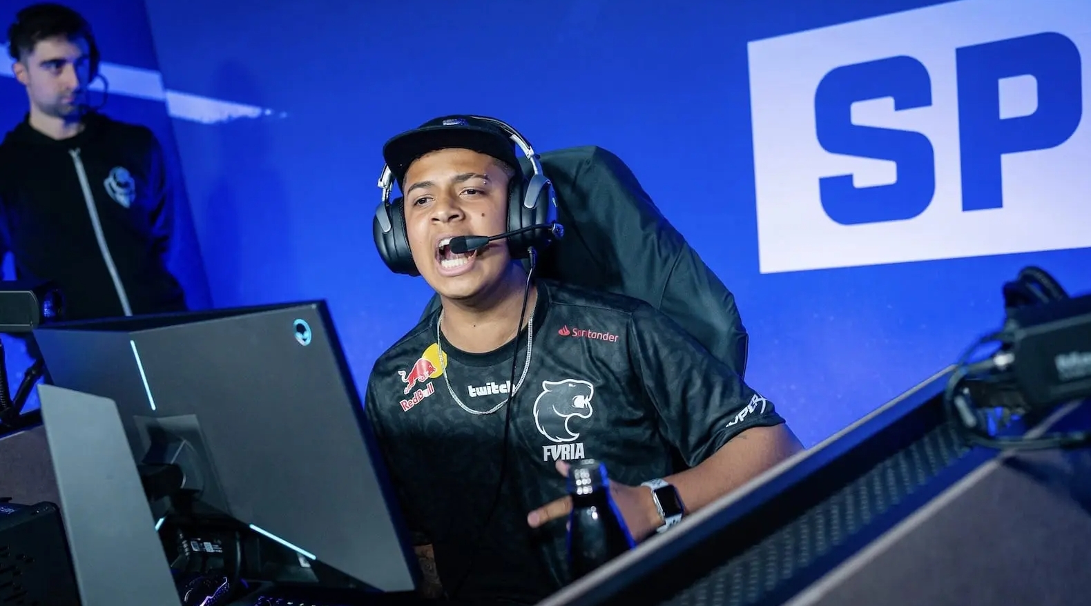 表现得更加 表现得更加